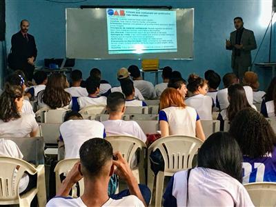 Foto da Notícia: 'OAB Vai à Escola' fala sobre crimes virtuais com alunos do Ensino Médio