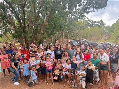 Foto da Notícia: 'Festa bonita, em comemoração às crianças, à família e ao amor', disse Gisela em entrega brinquedos no Barreiro Branco